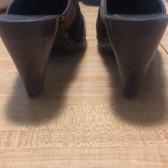 ⬇️Wooden Leather Coach Heels - Picture 3 of 6